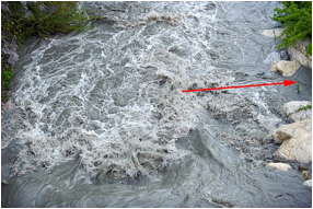 IL colore dell'acqua evidenzia l'elevata quantità di materiale solido in trasporto